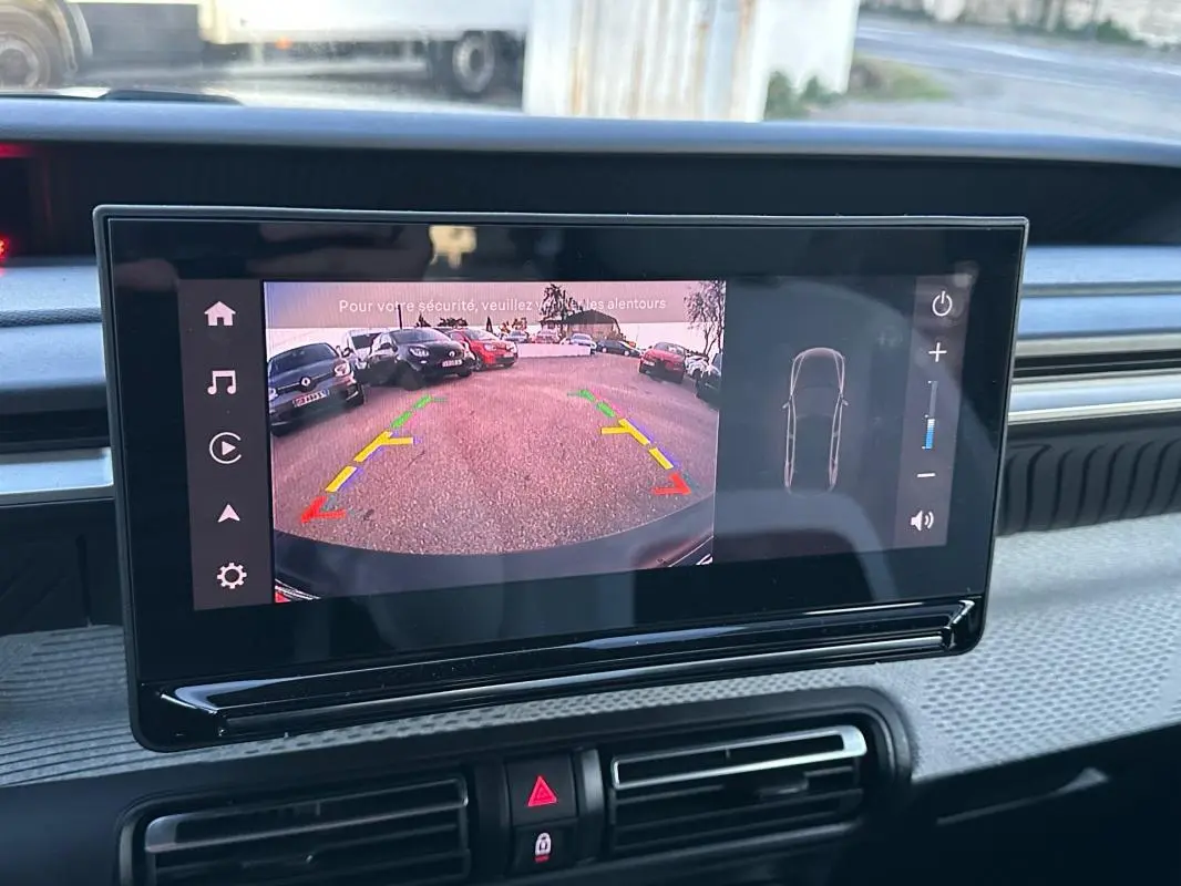 Écran central montrant la caméra de recul avec vue arrière et lignes de guidage dans une Citroën C3 noire de 2025.