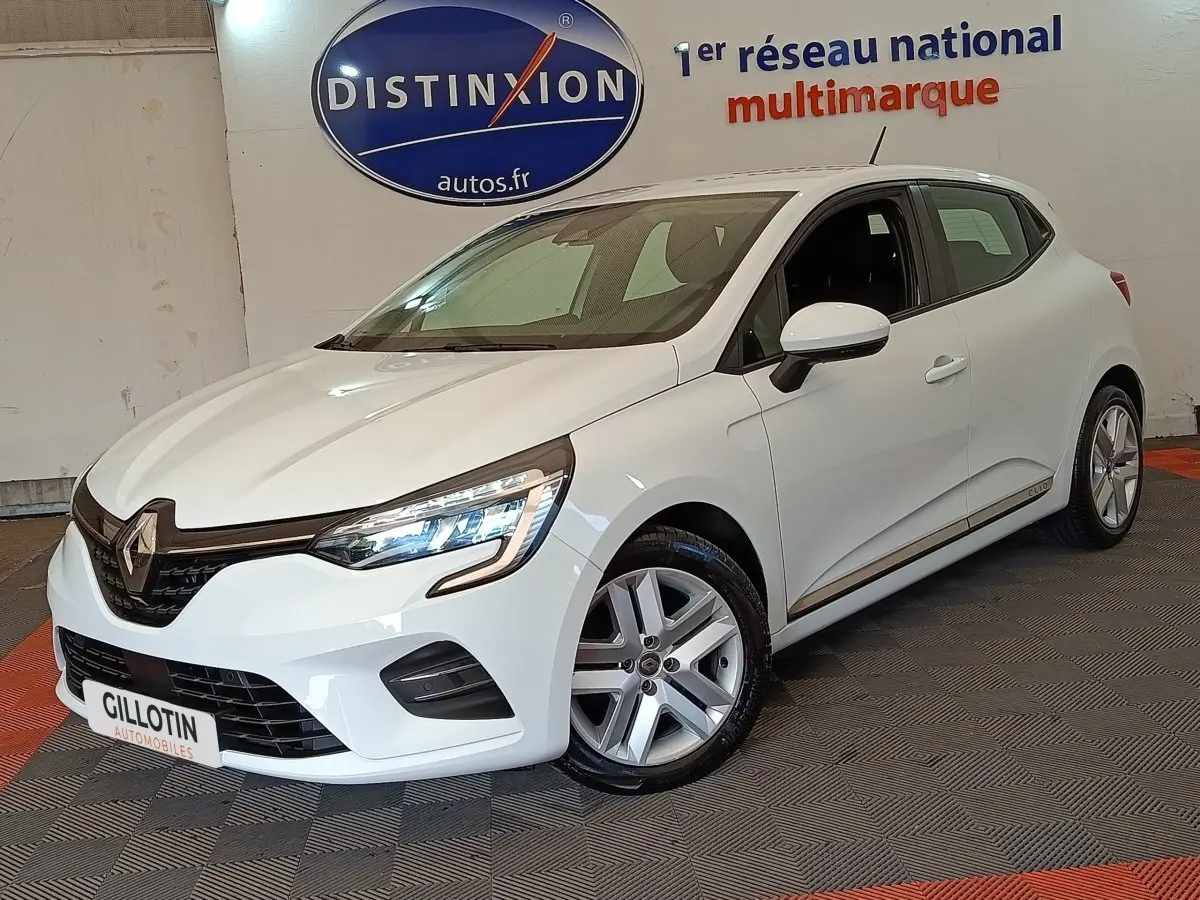 Renault Clio Business Blue dCi 100 blanche vue 3/4 avant droit, avec feux LED et jantes alliage visibles.