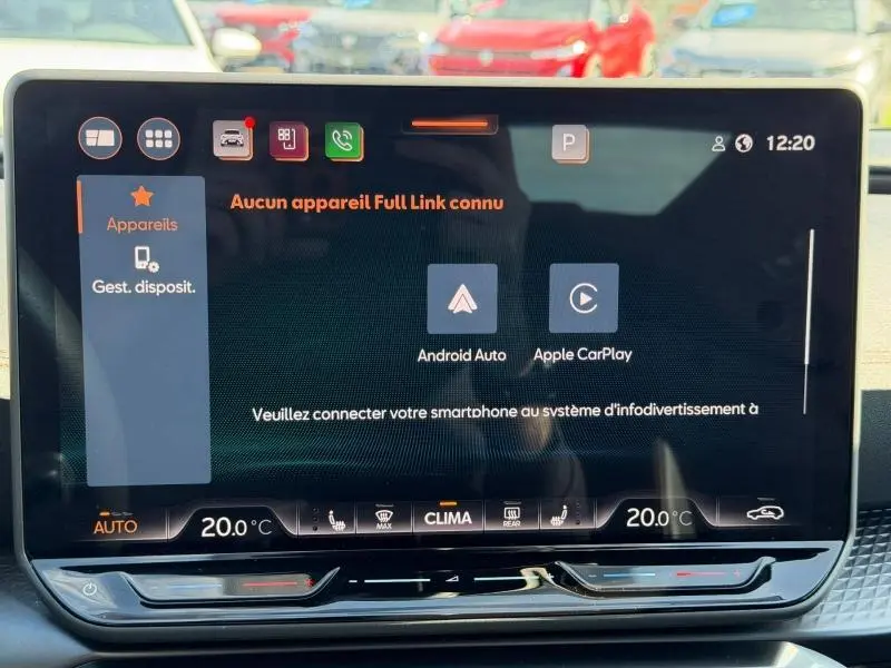 Écran tactile central du tableau de bord du CUPRA Formentor 1.5 eTSI Hybrid noir, affichant les options Android Auto et Apple CarPlay.