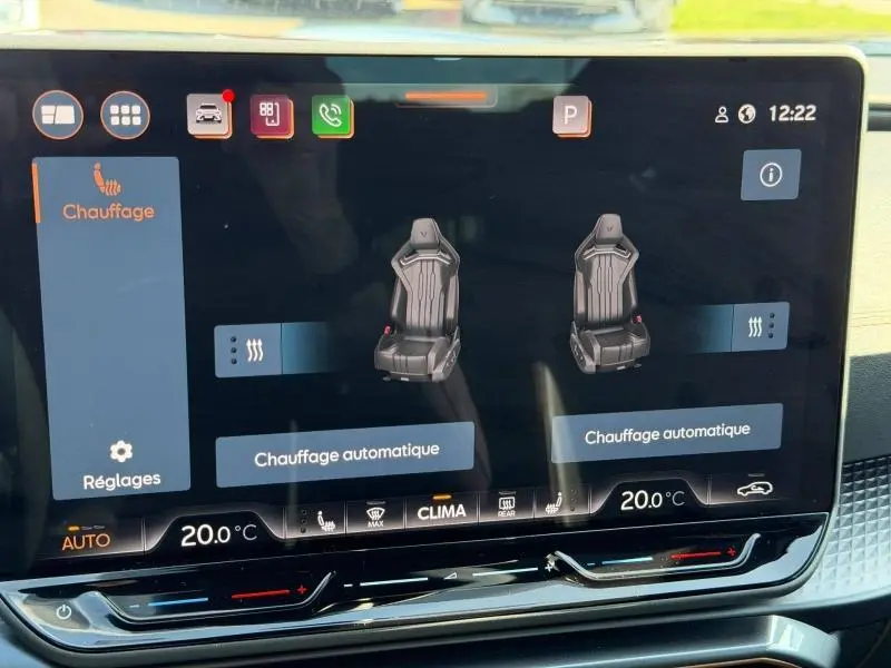 Écran tactile intérieur du CUPRA Formentor 2025 montrant le réglage du chauffage des sièges à 20°C.