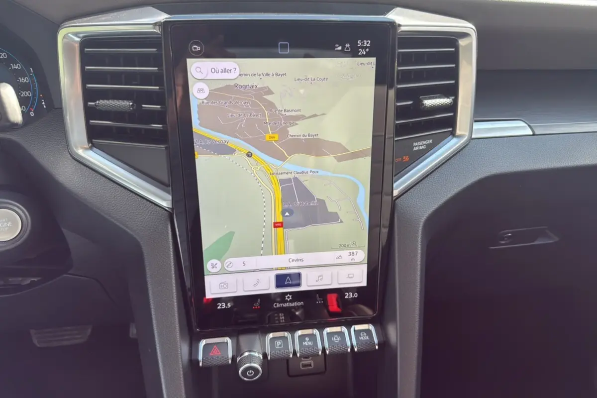 Vue rapprochée de l’écran tactile central du Volkswagen Amarok V6 2025, affichant la navigation et commandes climatisation.