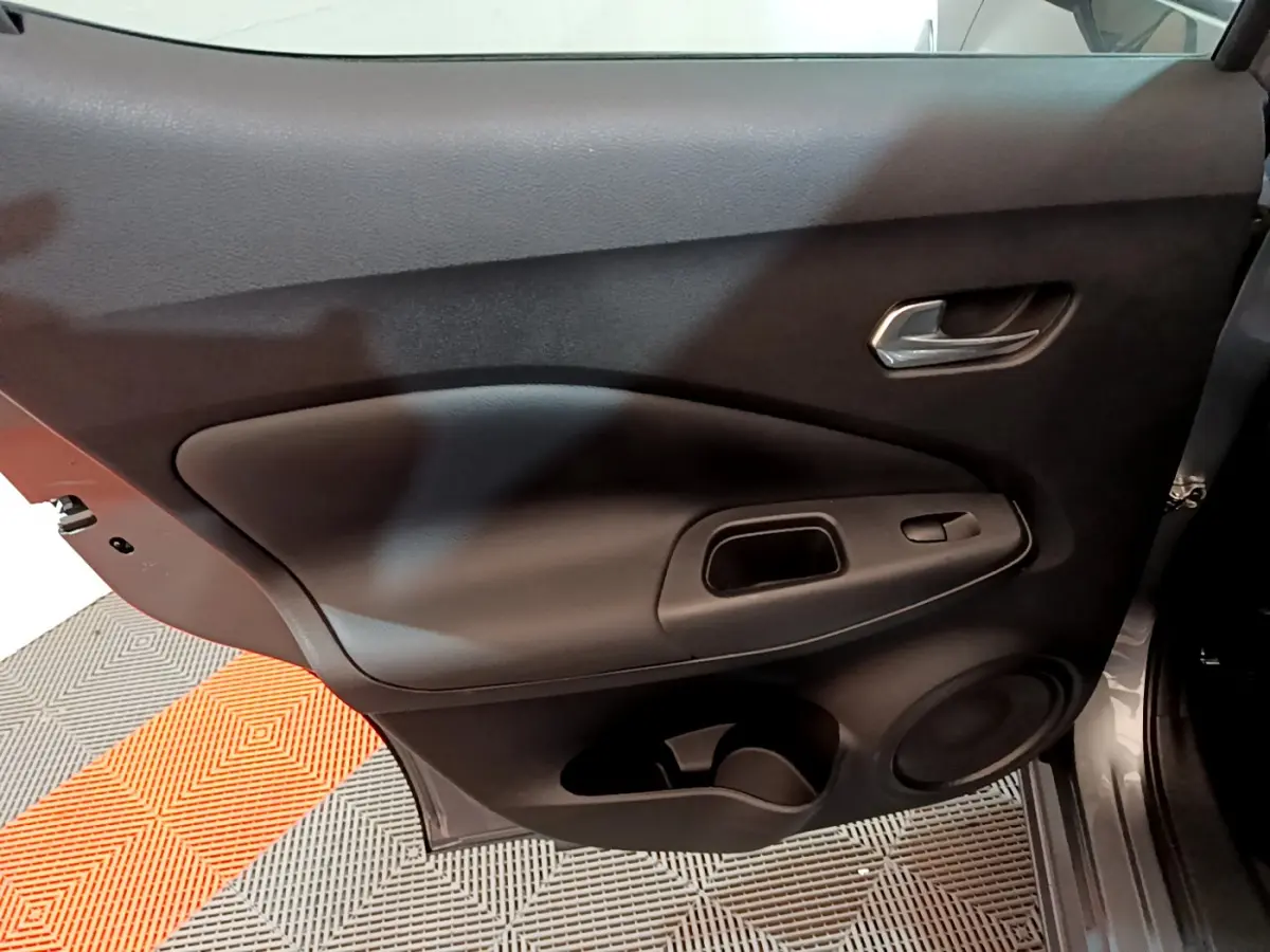 Porte arrière côté gauche noire du Nissan Juke Hybrid 143 Business+ 2023 avec poignée et commande de vitre intégrée.