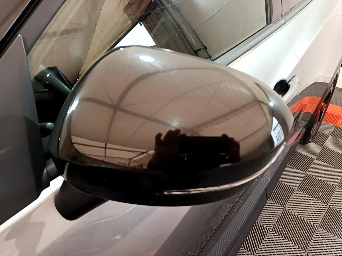 Rétroviseur droit noir brillant du Nissan Juke Hybrid 143 Business+ gris foncé, vue rapprochée sur la portière.