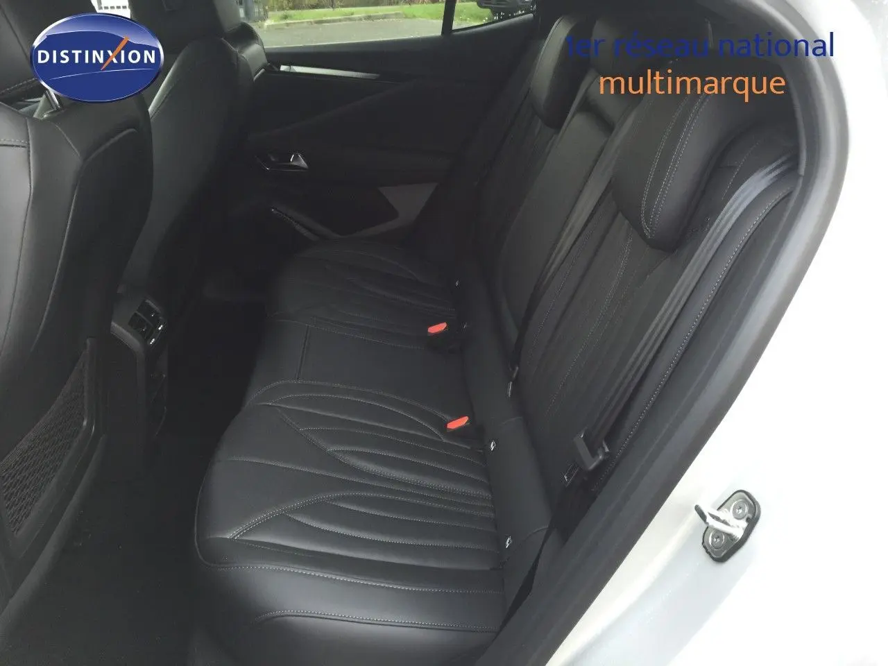 Vue intérieure côté droit des sièges arrière en cuir noir du DS4 2024, soulignant la finition élégante.