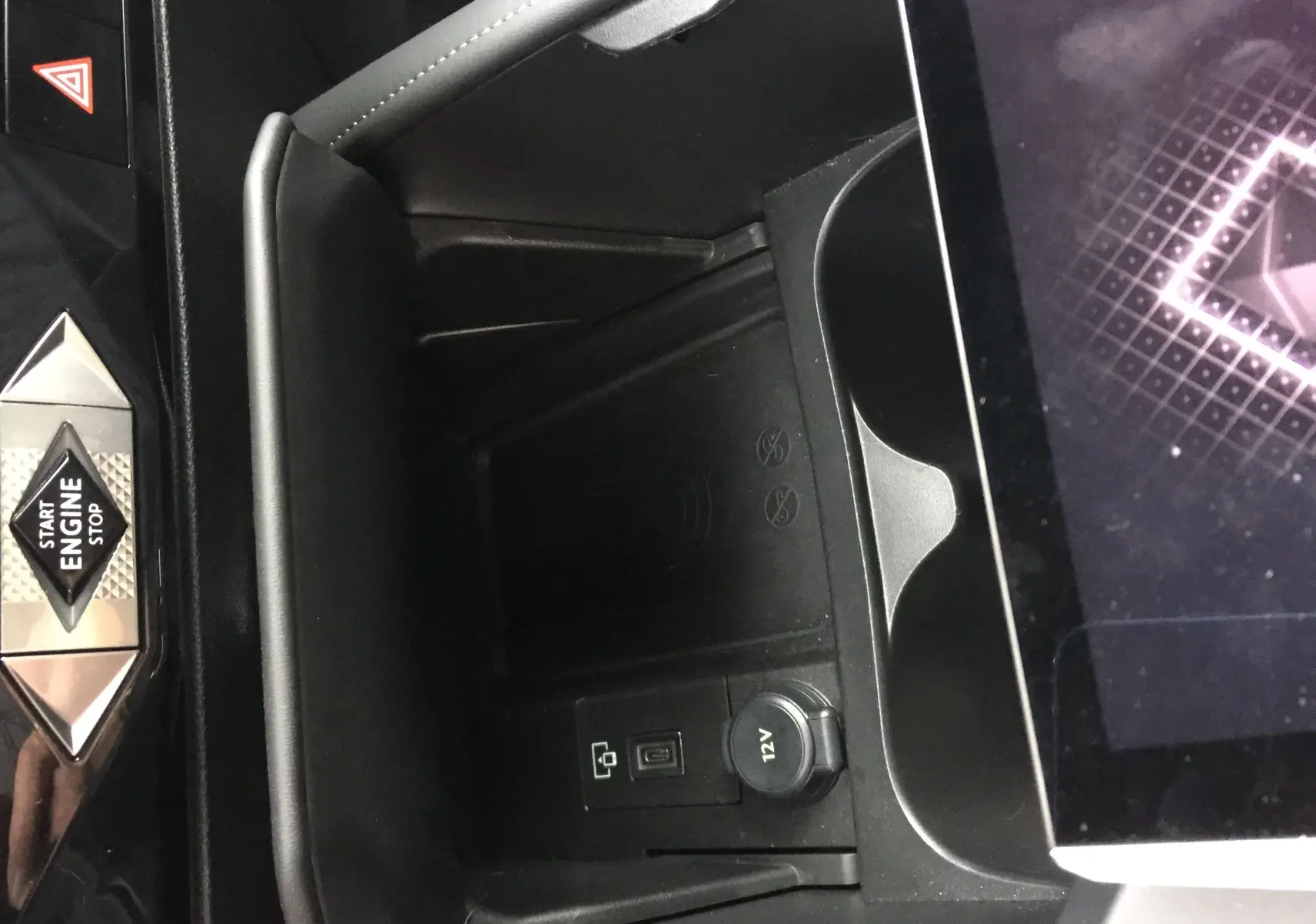 Détail de la console centrale du DS4 2024 avec bouton Start Engine et prise 12V visible en noir.