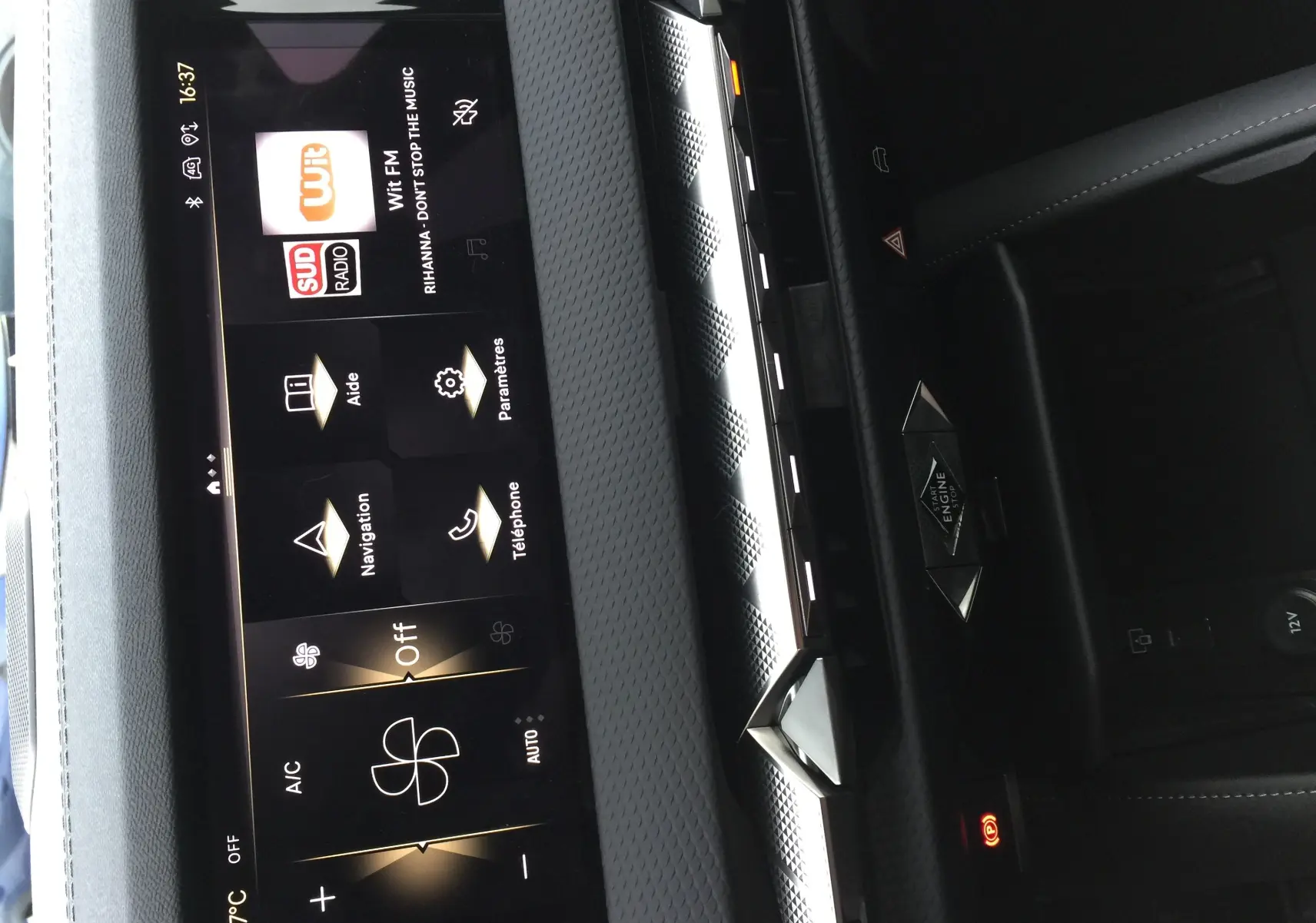 Tableau de bord du DS4 2024 en finition Rivoli, vue rapprochée de l'écran tactile et des commandes centrales élégantes.