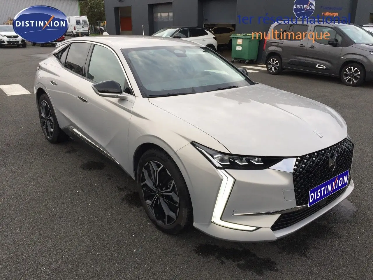 DS4 HDI 130 EAT8 Rivoli couleur Eph Crystal vue 3/4 avant avec calandre noire et feux LED en forme de boomerang.