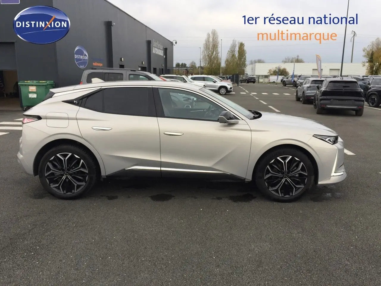 Profil droit du DS4 2024 diesel couleur Eph Crystal, soulignant ses lignes anguleuses et ses jantes noires stylisées.