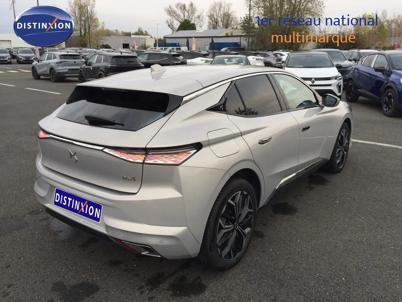 Vue 3/4 arrière droite d'une DS4 2024 couleur Eph Crystal avec feux arrière LED et jantes noires distinctives.