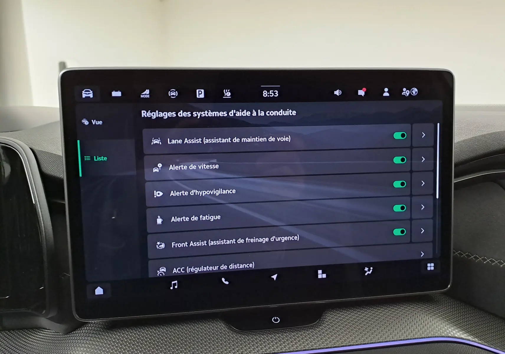 Écran tactile central du Skoda Kodiaq 2025 affichant les réglages des aides à la conduite, intérieur moderne gris.