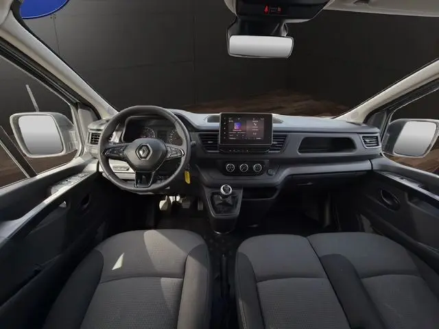 Vue intérieure avant du Renault Trafic Combi gris platine 2022, avec tableau de bord moderne et volant multifonction.