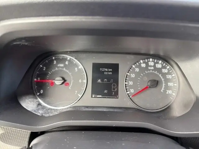 Vue rapprochée du tableau de bord du Renault Trafic Combi gris platine, affichant le compteur de vitesse et le compte-tours.