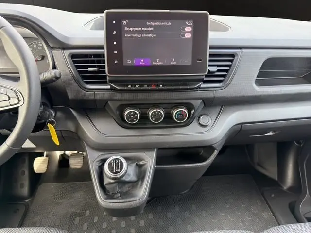 Vue intérieure centrée sur le tableau de bord et la console centrale du Renault Trafic Combi 2022 avec boîte manuelle et écran tactile.