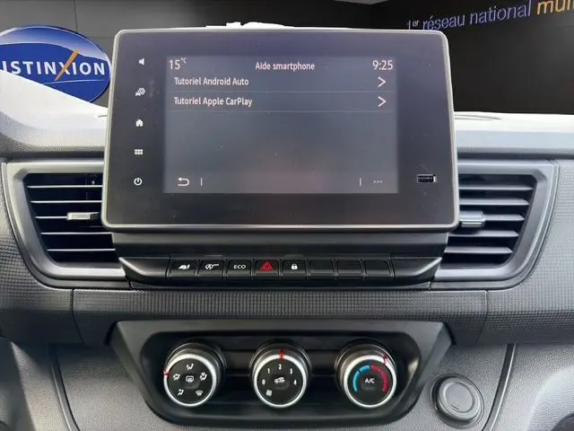 Vue rapprochée du tableau de bord du Renault Trafic Combi gris platine, avec écran tactile et commandes climatisation visibles.