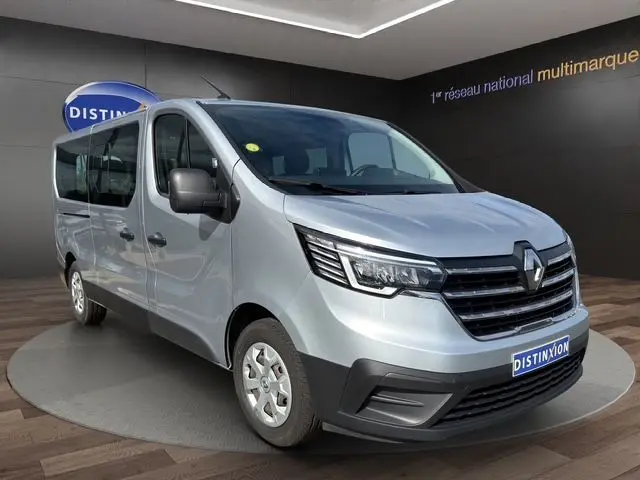 Vue 3/4 avant droite d’un Renault Trafic Combi gris platine 2022 avec calandre noire et jantes acier.