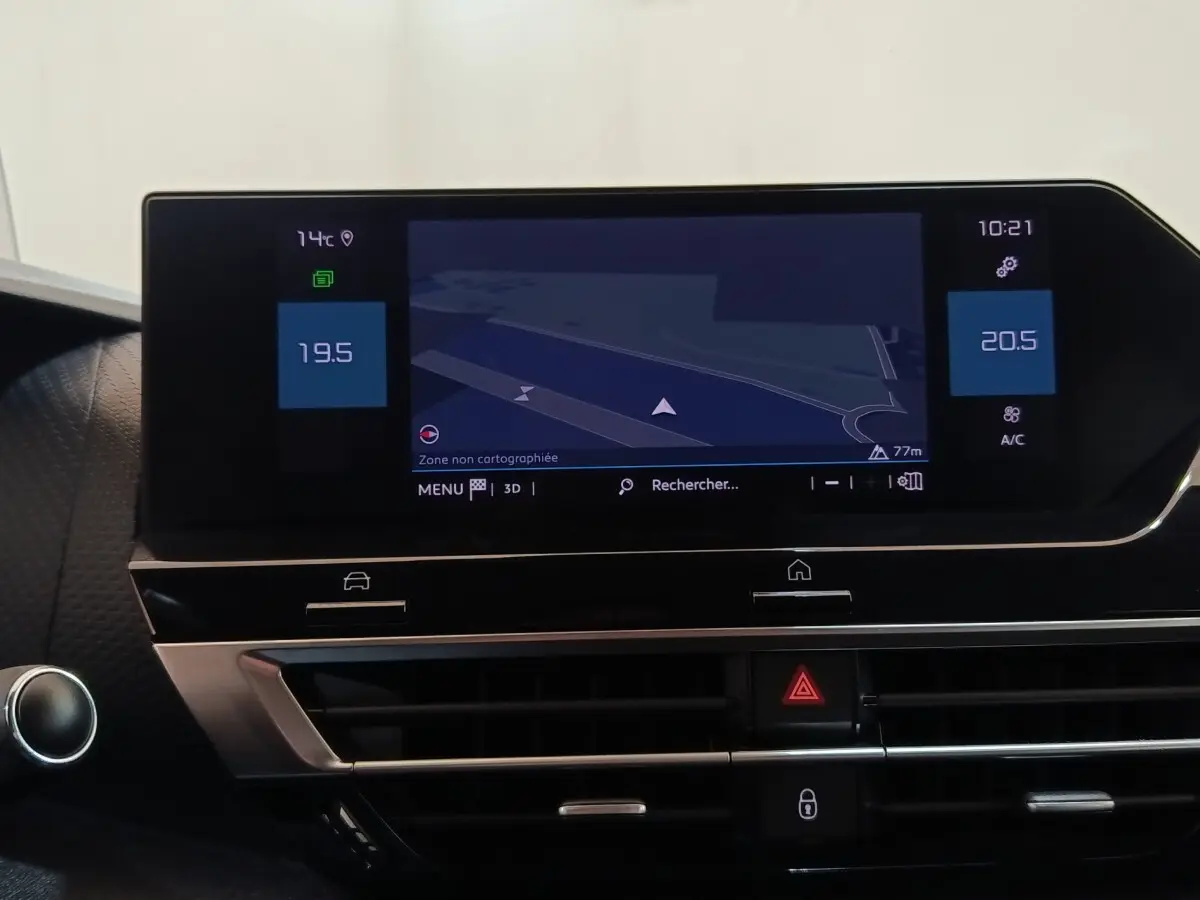 Écran tactile central du tableau de bord de la Citroën C4 gris foncé, affichant la navigation et la climatisation.