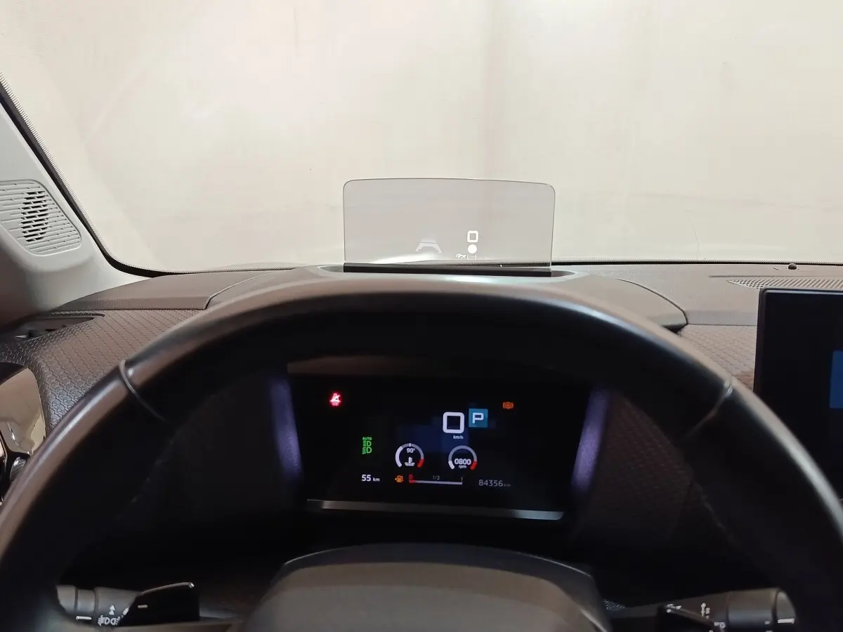Vue intérieure centrée sur le tableau de bord numérique et le volant cuir de la Citroën C4 2022.