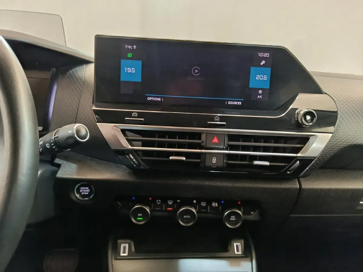Vue intérieure du tableau de bord de la Citroën C4 gris foncé, avec écran tactile 10 pouces et commandes climatisation.