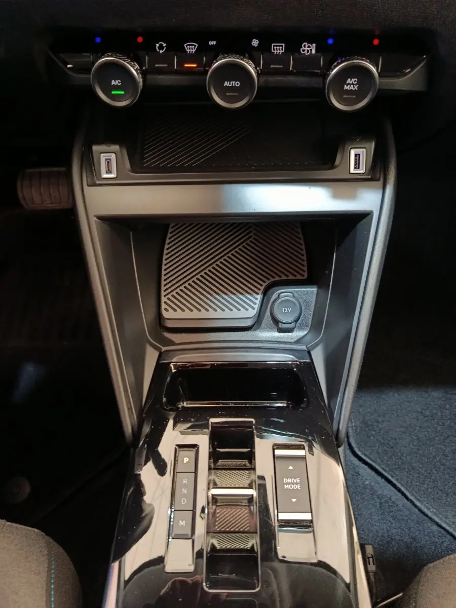 Vue rapprochée de la console centrale de la Citroën C4 2022 gris foncé, avec commandes climatisation et boîte auto.