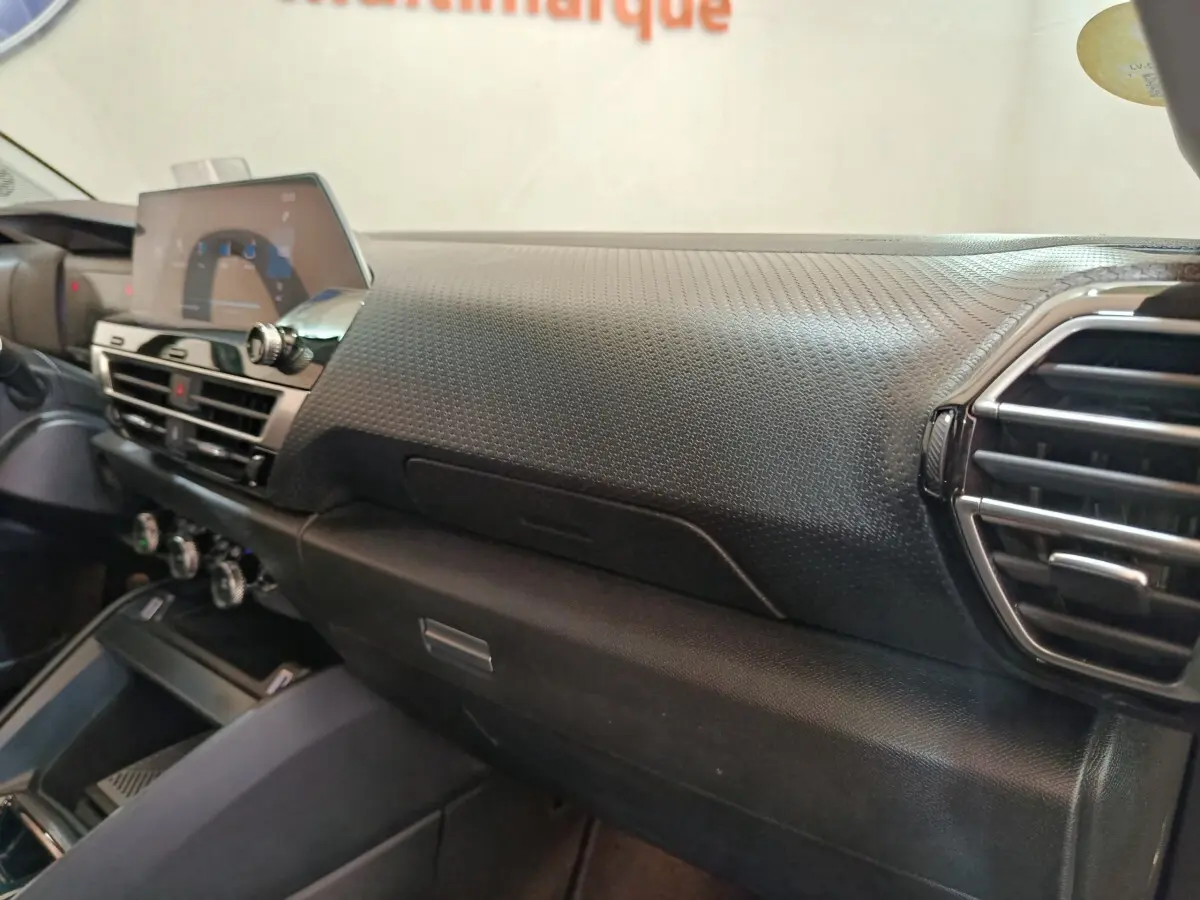 Vue intérieure du tableau de bord noir texturé de la Citroën C4 2022 avec écran tactile digital et aérateurs chromés.
