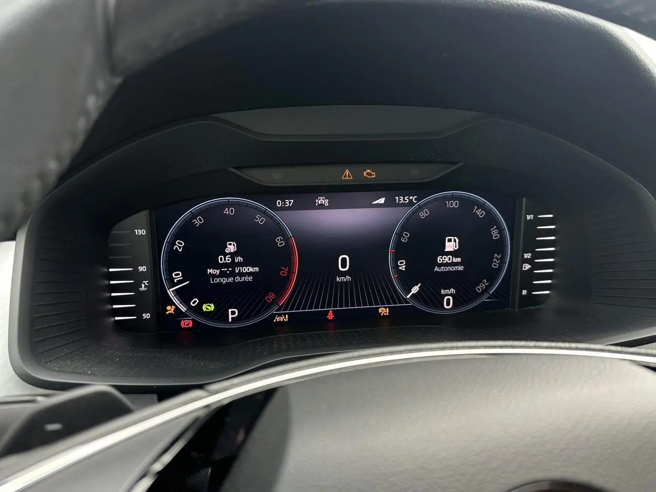 Affichage numérique du Virtual Cockpit du Skoda Kodiaq 2024 montrant la vitesse à 0 km/h et l'autonomie à 690 km.