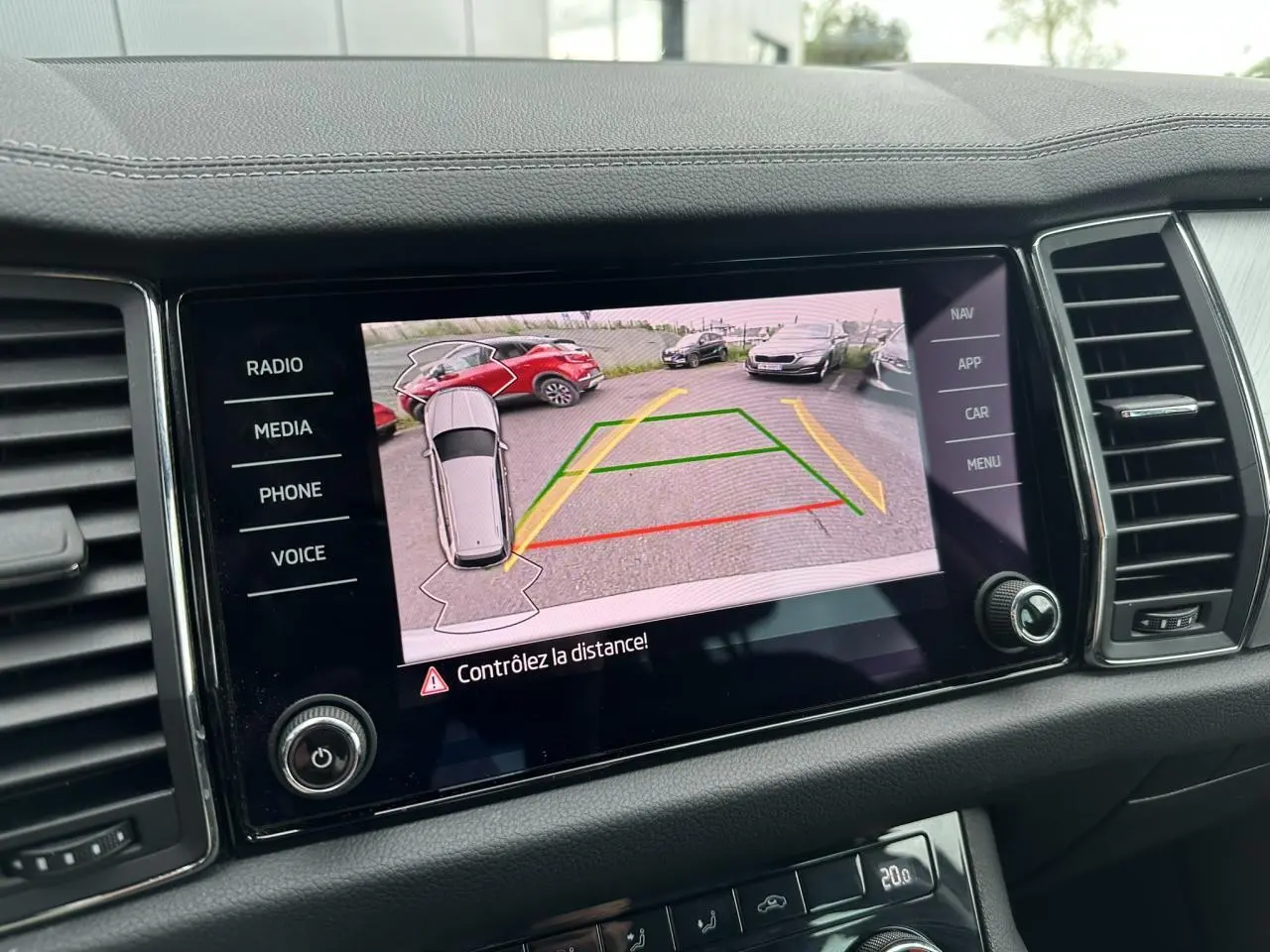Écran de caméra de recul dans le tableau de bord du Skoda Kodiaq blanc glacier, vue intérieure centrale.