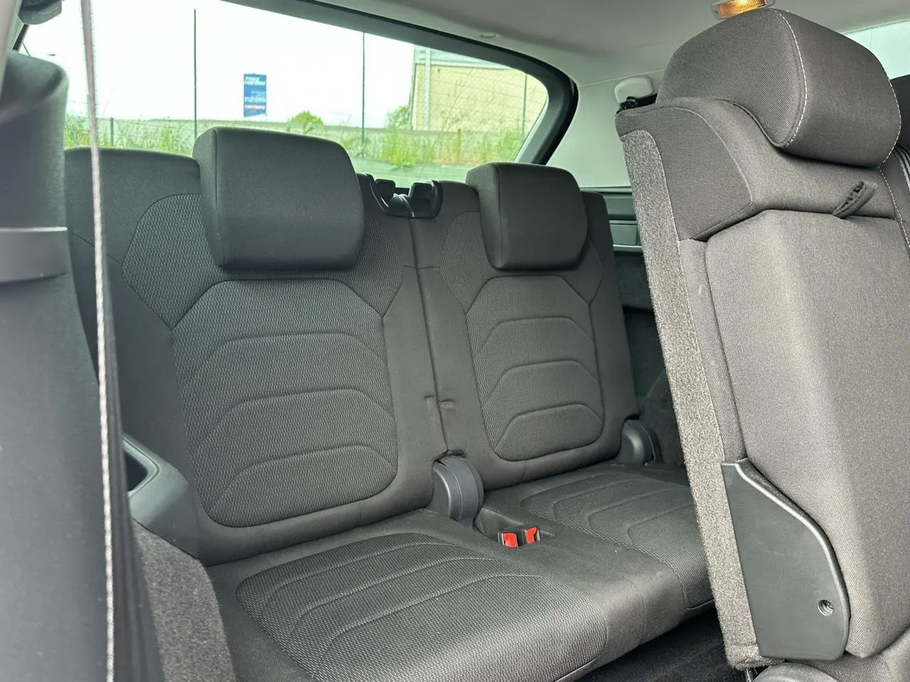 Vue intérieure sur la troisième rangée de sièges noirs du Skoda Kodiaq 2024, version 7 places, tissu texturé.