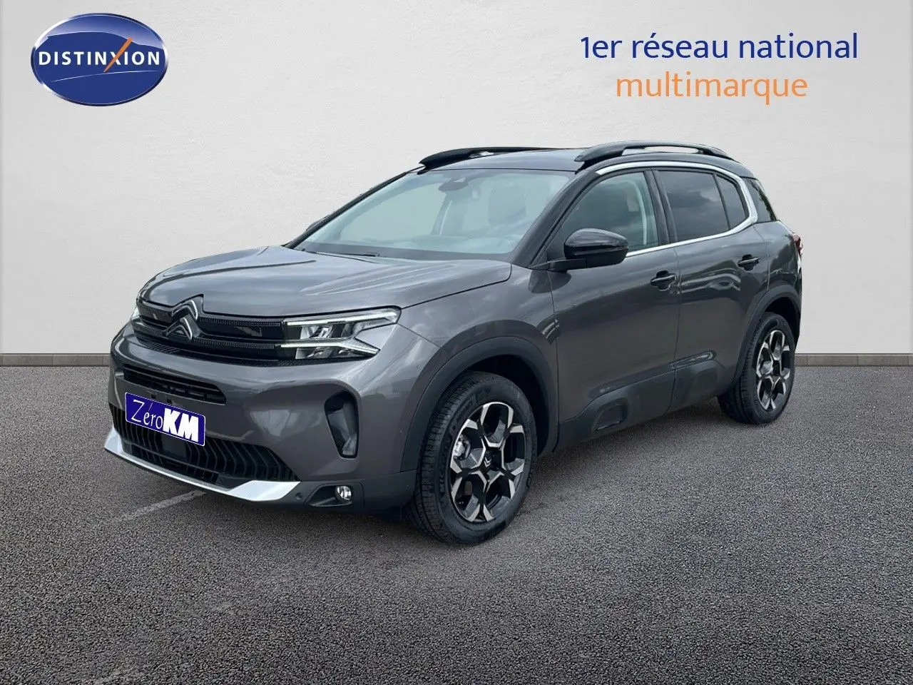 Vue 3/4 avant du Citroën C5 Aircross gris platinium métal avec toit noir et jantes biton distinctives.