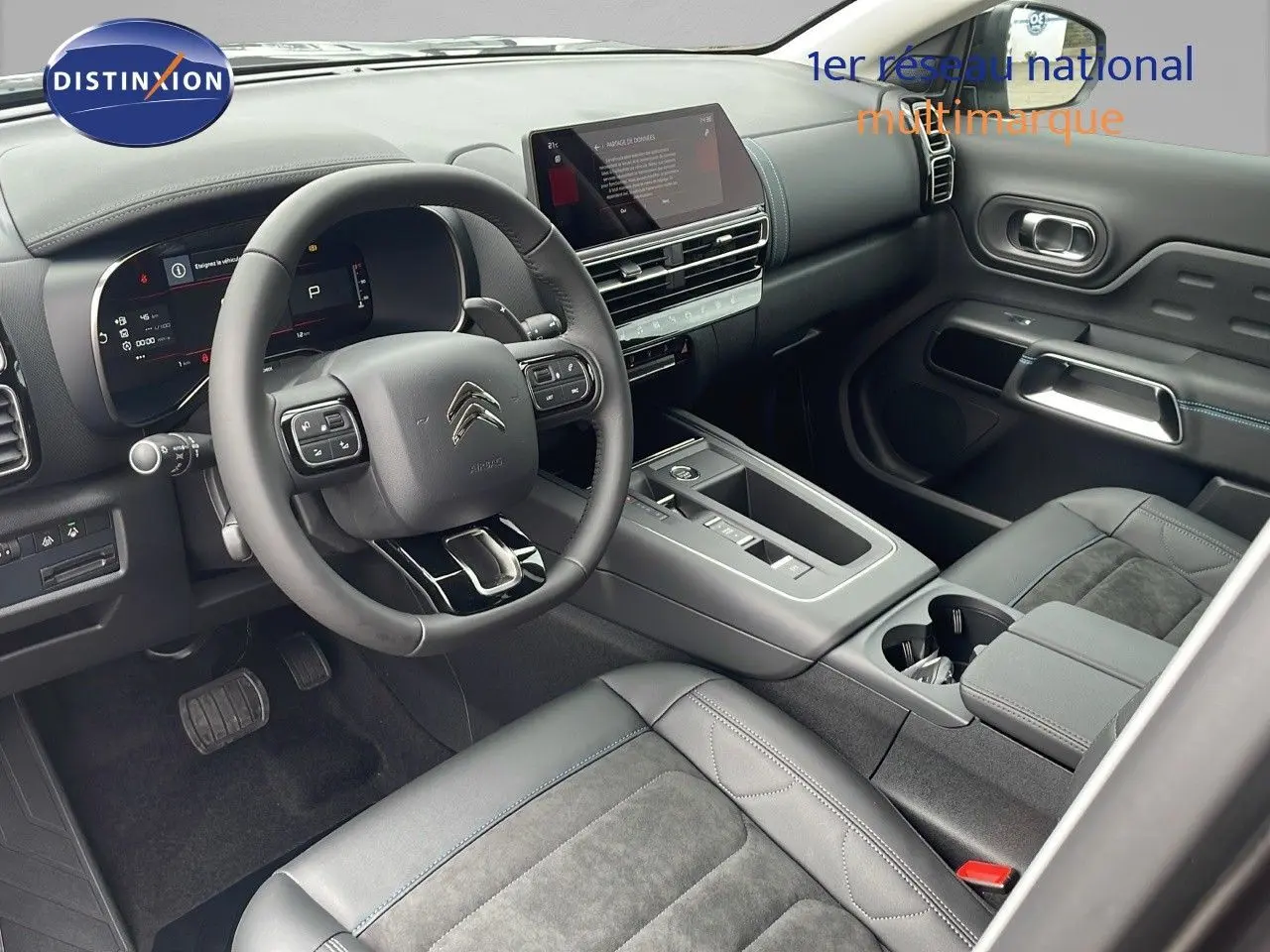 Intérieur avant droit du Citroën C5 Aircross 2025 gris platinium, volant multifonction et écran tactile central visible