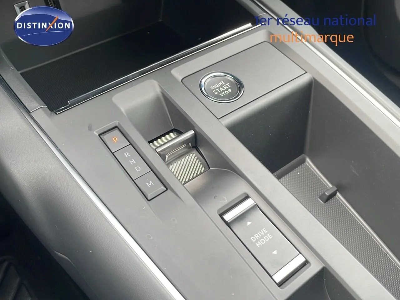 Gros plan sur la console centrale du Citroën C5 Aircross gris platinium, avec sélecteur de boîte auto et bouton start/stop.