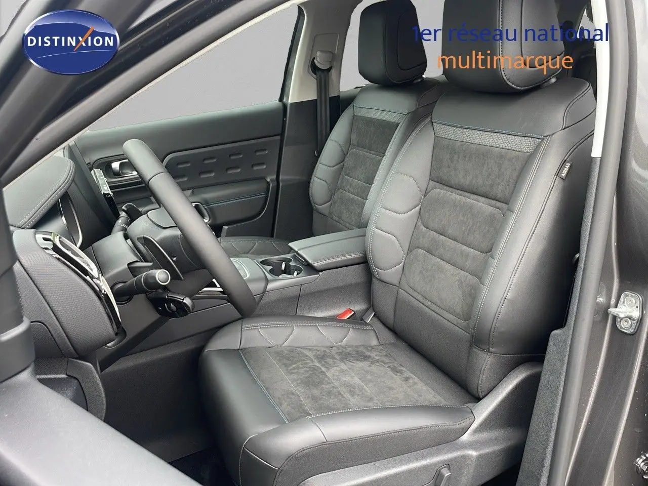 Vue intérieure côté conducteur du Citroën C5 Aircross 2025, sièges cuir noir et alcantara avec surpiqûres grises.