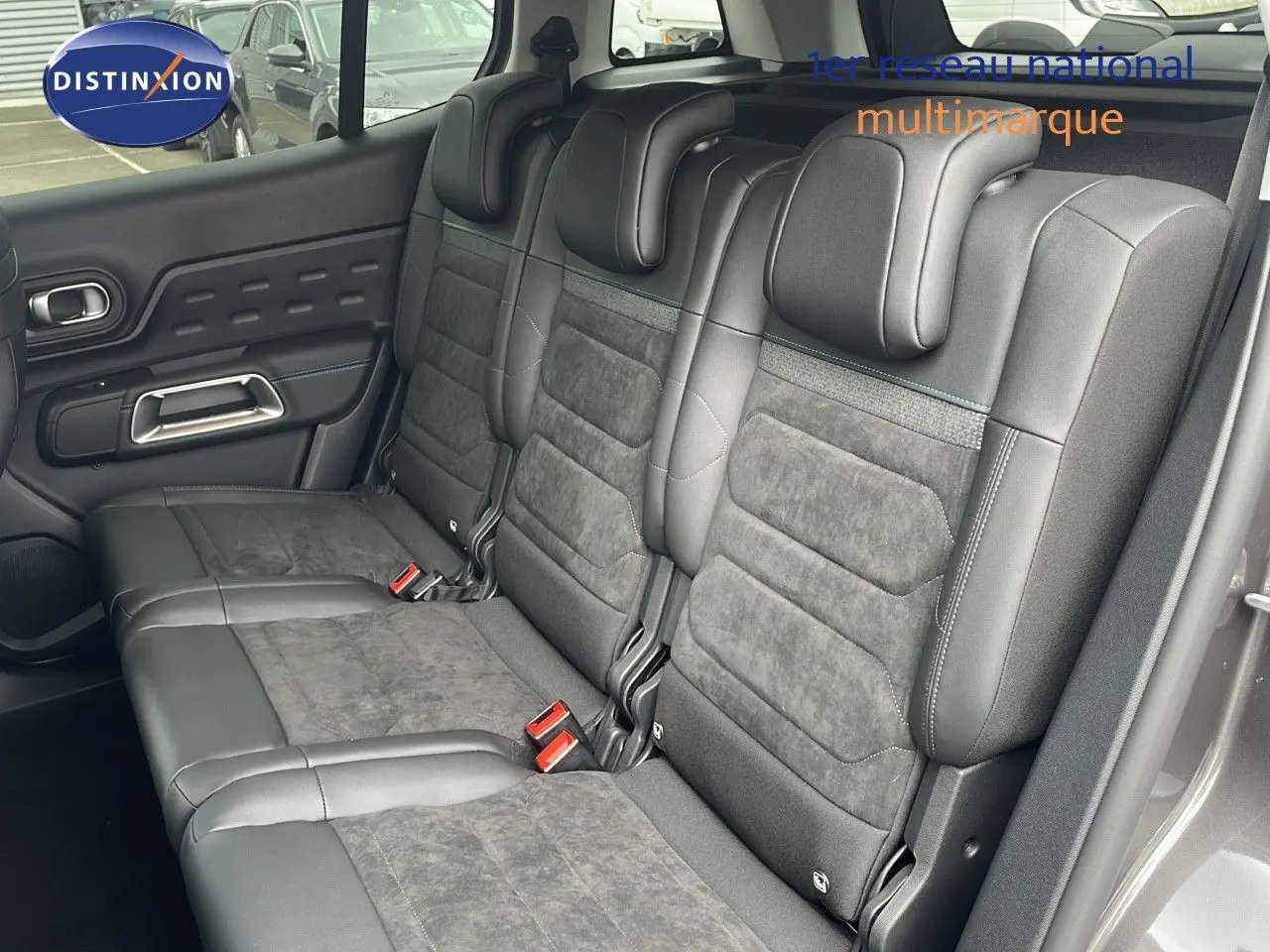 Vue intérieure sur la banquette arrière en cuir noir et alcantara du Citroën C5 Aircross 2025 gris platinium.