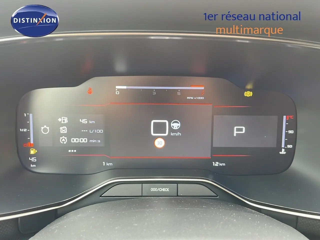 Tableau de bord numérique du Citroën C5 Aircross 2025 affichant vitesse, régime moteur et jauges, vue frontale rapprochée.