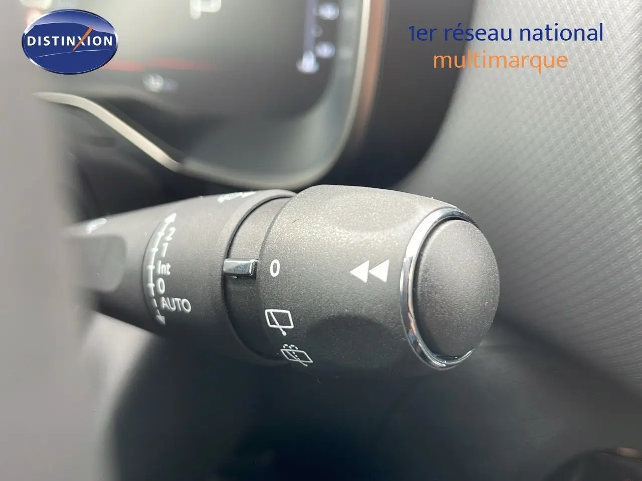 Gros plan sur la commande d'essuie-glace du Citroën C5 Aircross 2025, intérieur gris texturé.