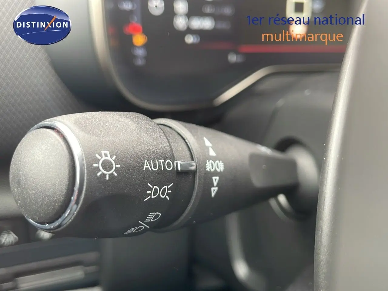 Gros plan sur la commande des feux automatique dans l'habitacle du Citroën C5 Aircross gris platinium et toit noir.