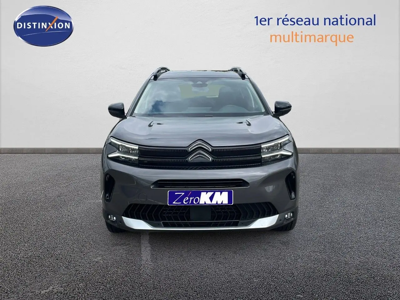 Citroën C5 Aircross gris platinium métal vue de face avec toit noir et calandre distinctive en ville.