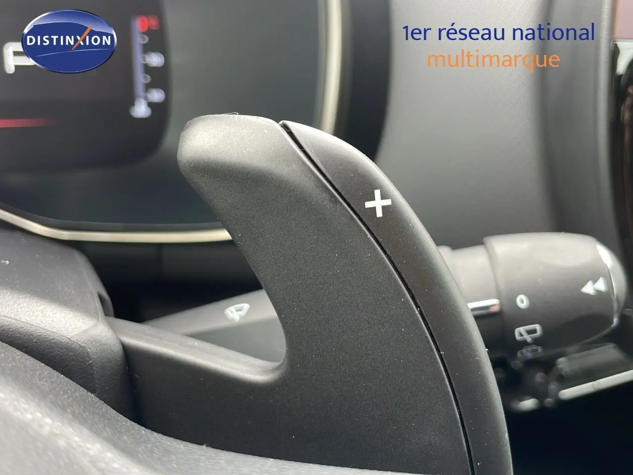 Gros plan sur la palette de changement de vitesse "+" côté droit du volant du Citroën C5 Aircross gris platinium.