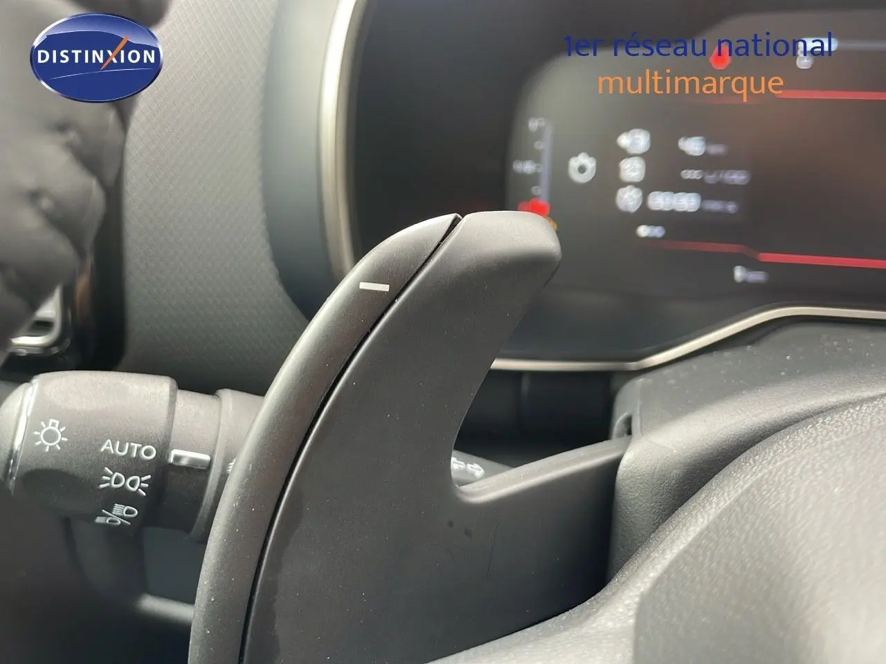 Gros plan sur la palette de changement de vitesse noire côté droit du volant du Citroën C5 Aircross gris platinium 2025.