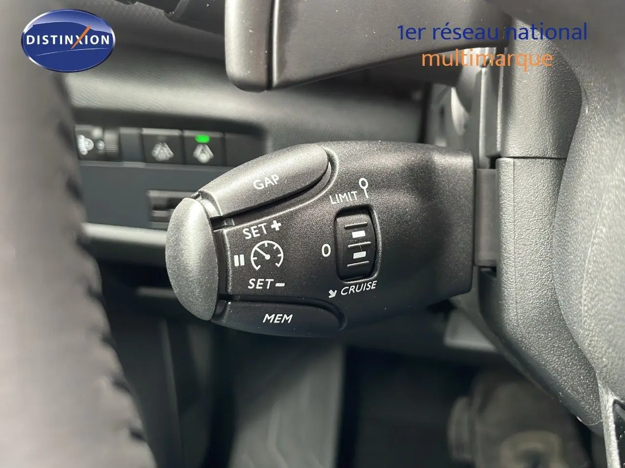 Gros plan sur la commande de régulateur de vitesse du Citroën C5 Aircross 2025 gris platinium avec toit noir.