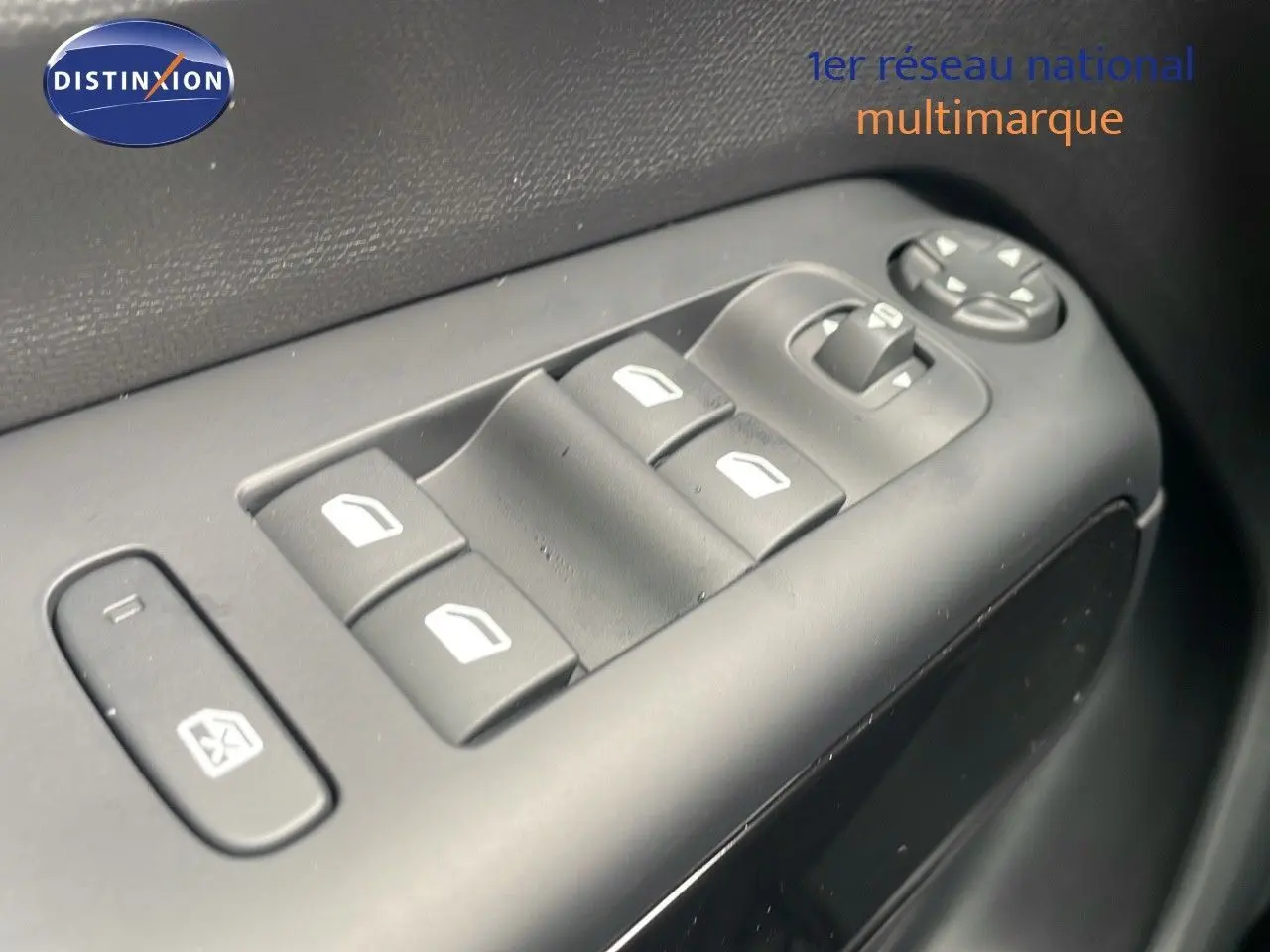 Gros plan sur les commandes des vitres électriques et rétroviseurs côté conducteur du Citroën C5 Aircross gris platinium 2025.