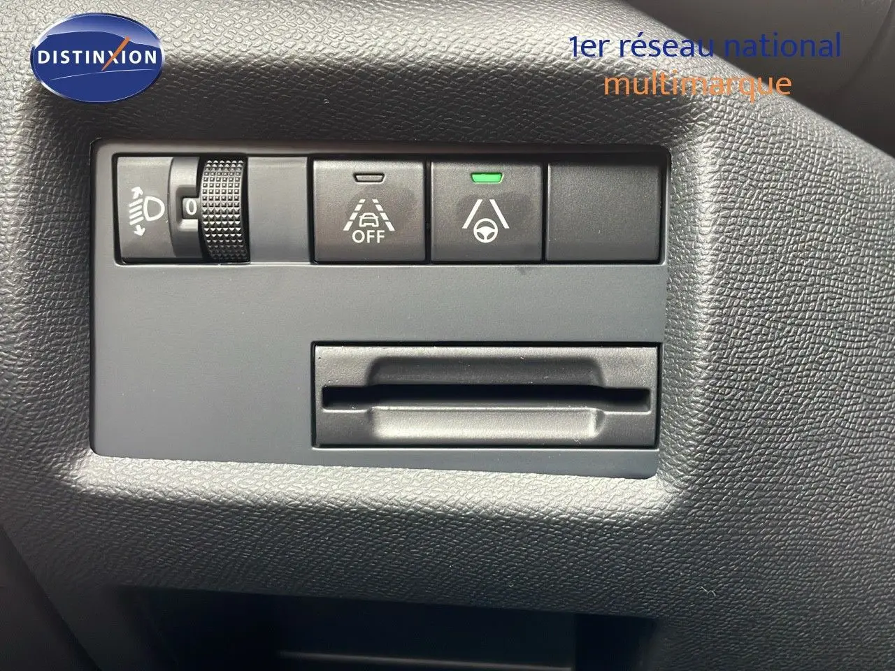 Gros plan sur les commandes d'assistance à la conduite du tableau de bord du Citroën C5 Aircross gris platinium 2025.