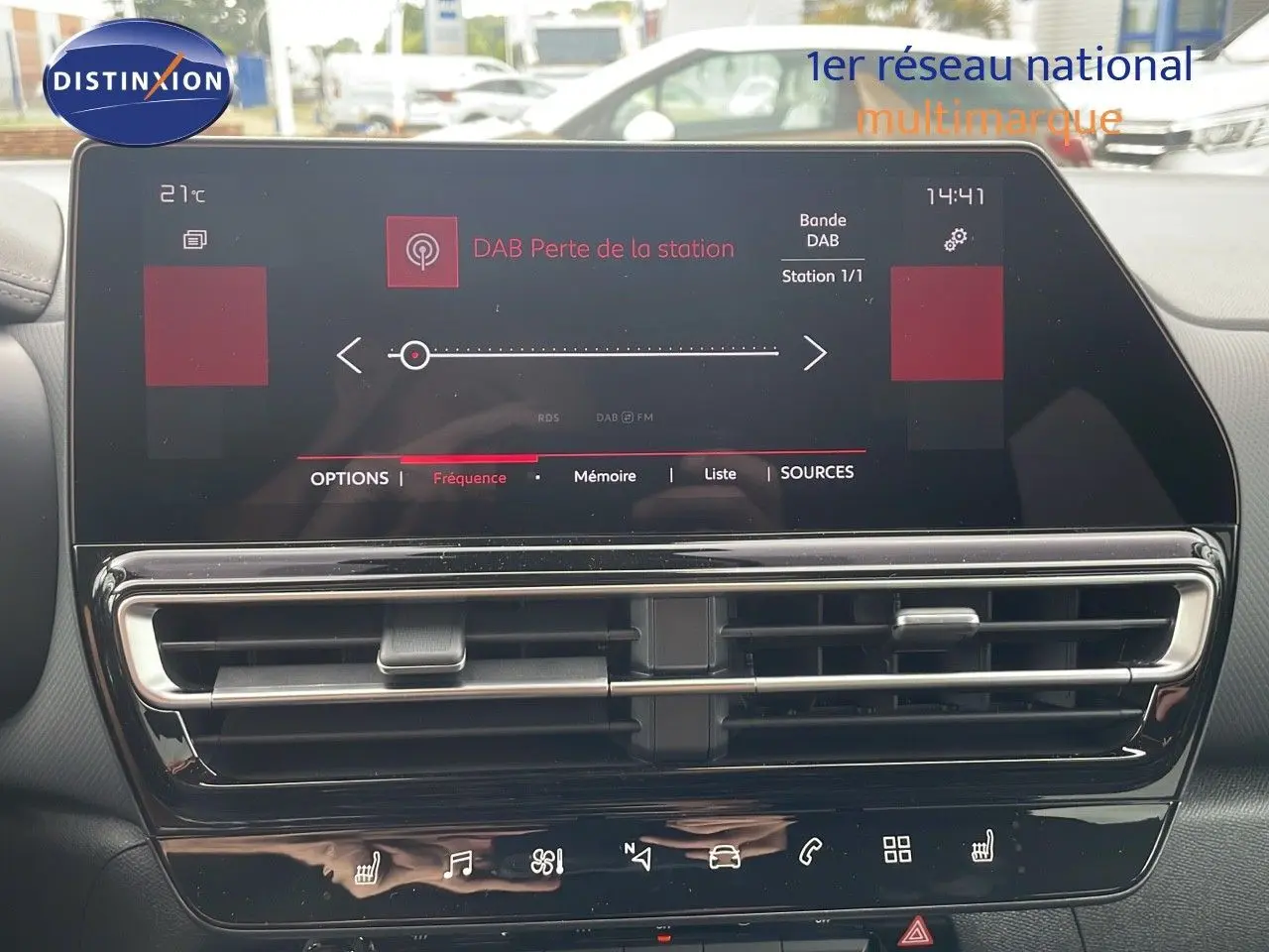 Écran tactile central du tableau de bord du Citroën C5 Aircross 2025, affichant la radio DAB, avec aérateurs chromés en dessous.