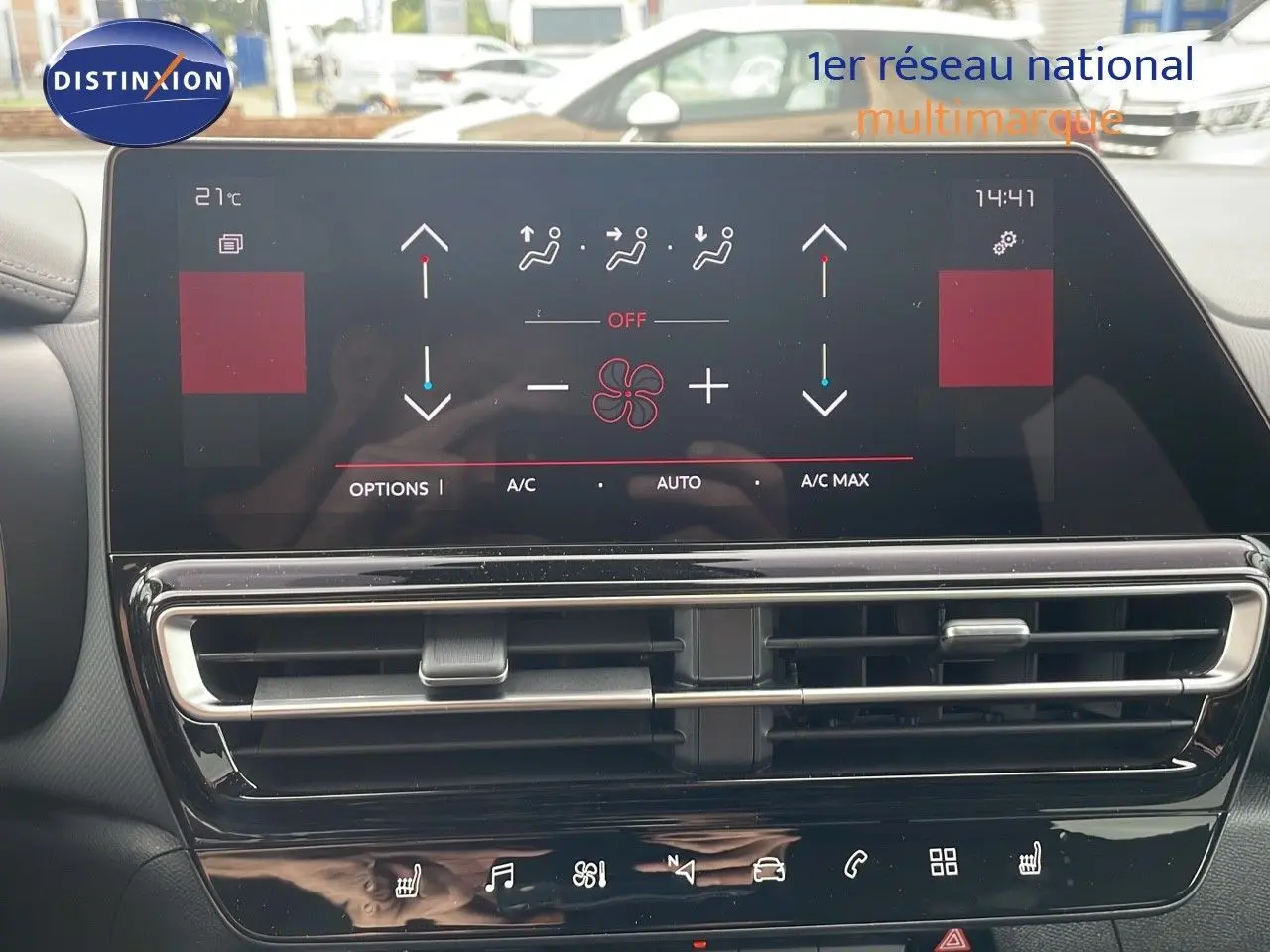Écran tactile central du tableau de bord du Citroën C5 Aircross 2025, affichant les réglages de climatisation.