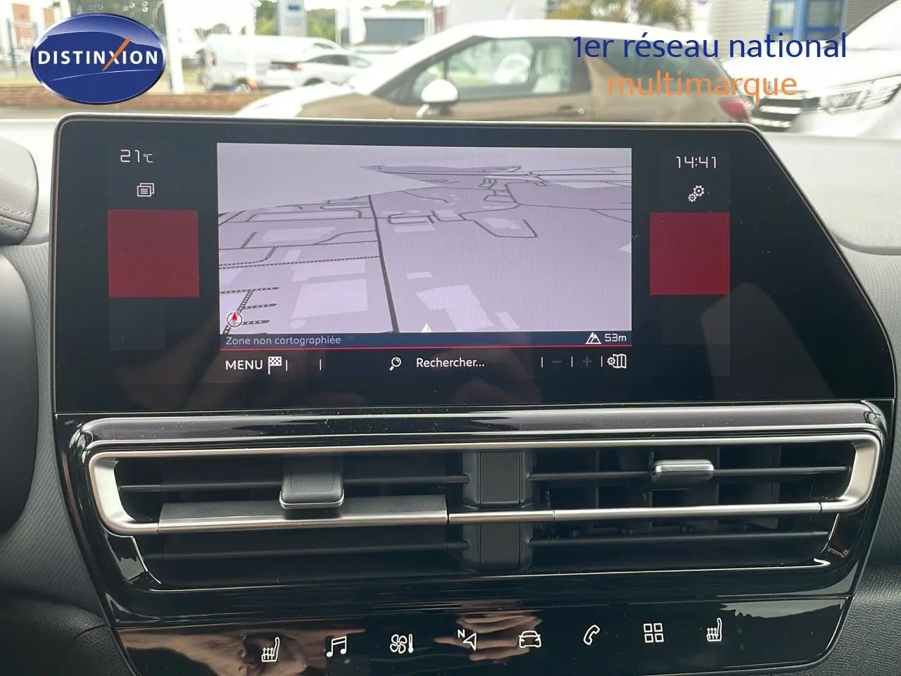 Écran tactile central avec navigation et commandes climatisation du tableau de bord du Citroën C5 Aircross 2025.