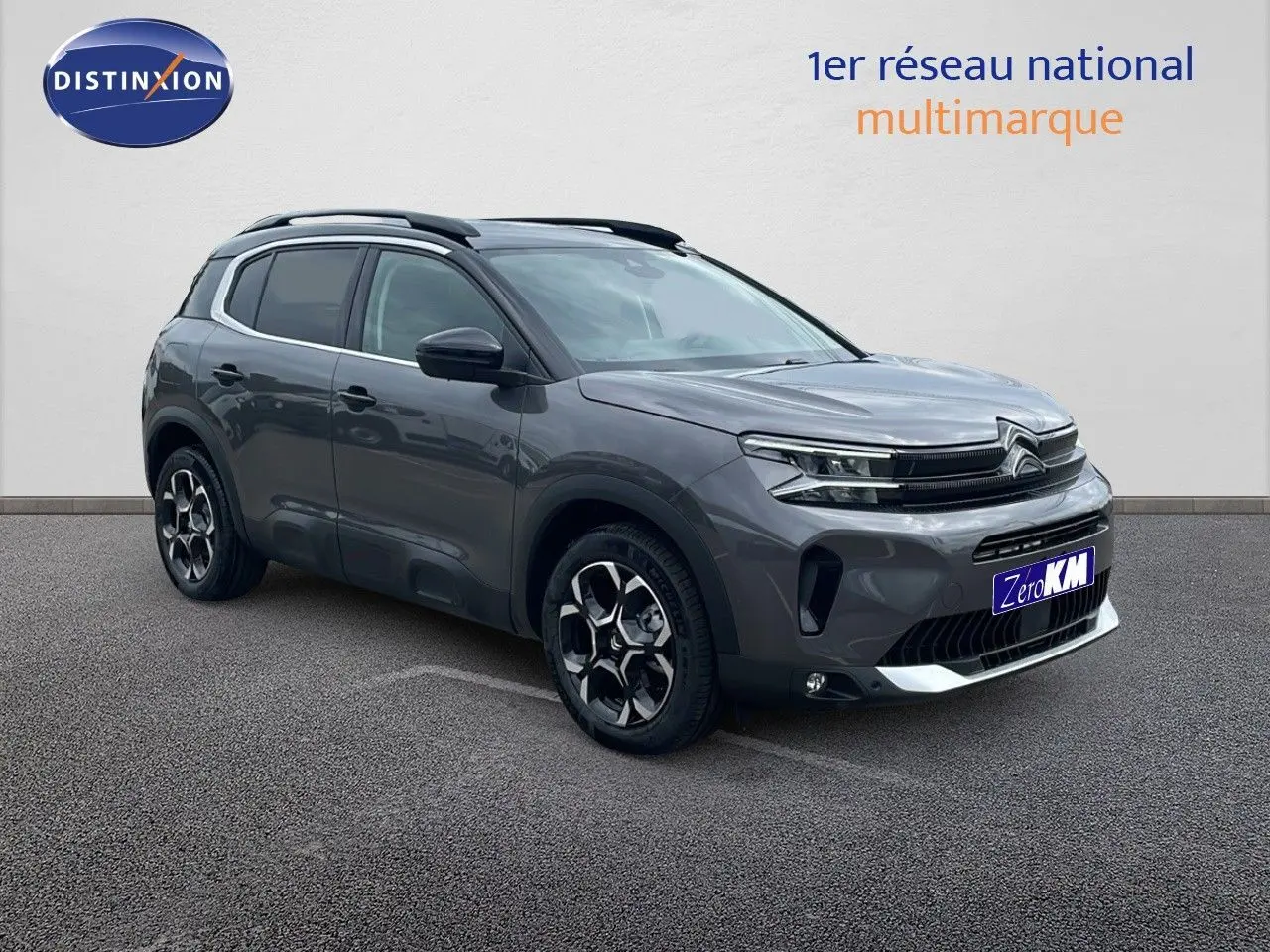 Citroën C5 Aircross gris platinium métal avec toit noir, vue 3/4 avant mettant en valeur ses jantes biton et calandre moderne.