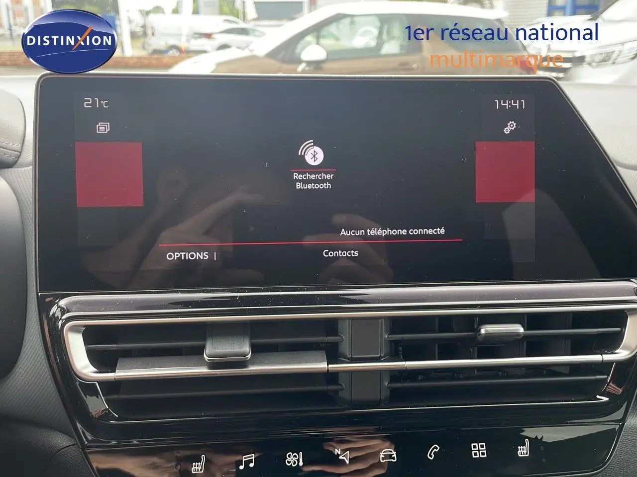 Écran tactile central affichant la recherche Bluetooth dans l'habitacle du Citroën C5 Aircross gris platinium toit noir.