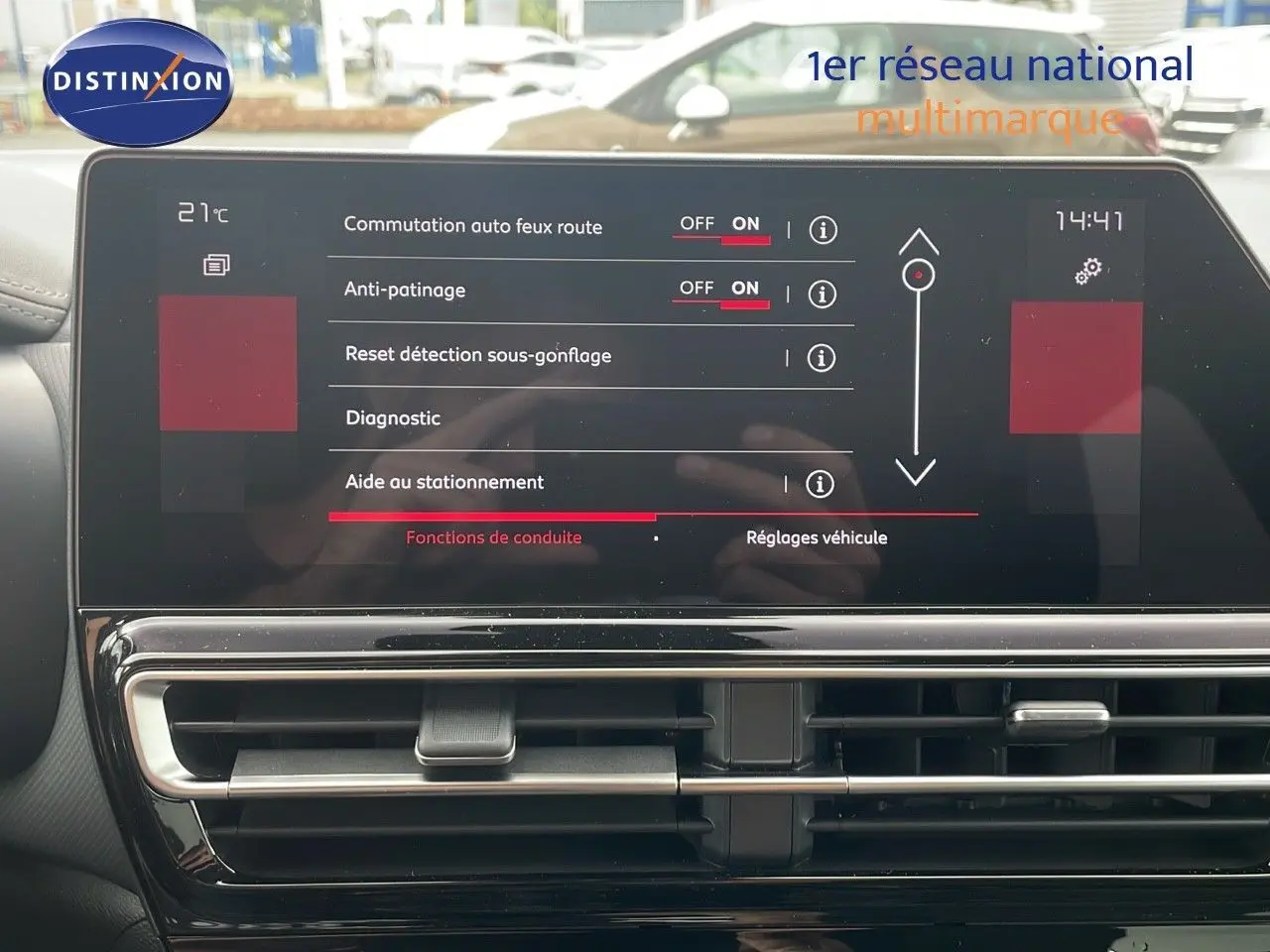 Écran tactile central du Citroën C5 Aircross 2025 affichant les réglages d'aide à la conduite dans un intérieur moderne.