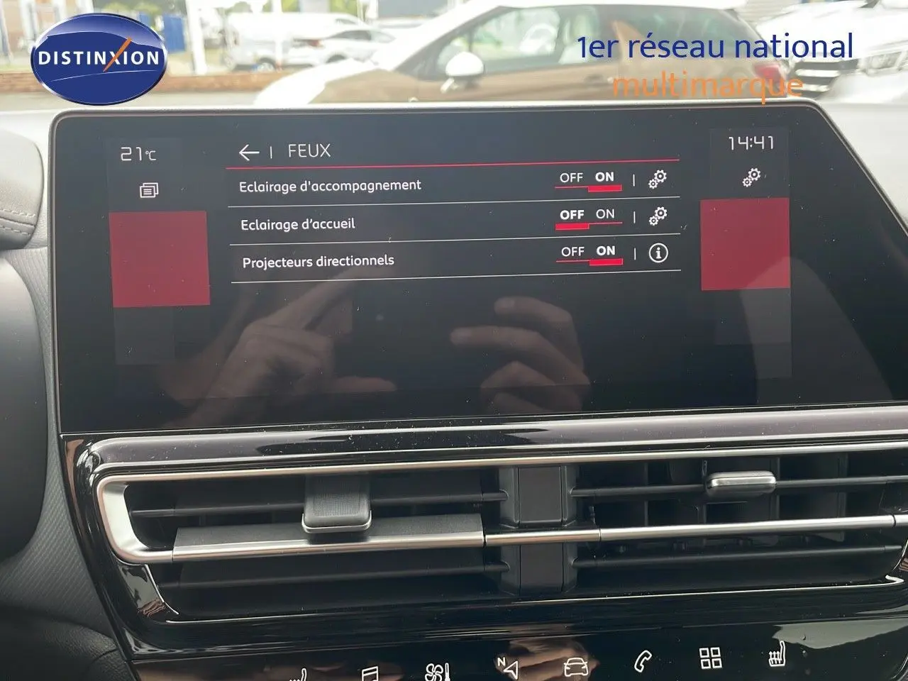 Écran tactile central du tableau de bord du Citroën C5 Aircross 2025, affichant les réglages des feux.