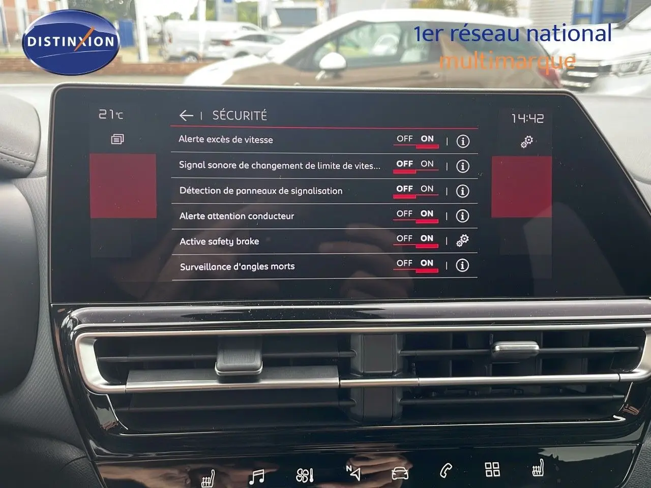 Écran tactile central du tableau de bord du Citroën C5 Aircross 2025 avec menu sécurité et commandes activées.