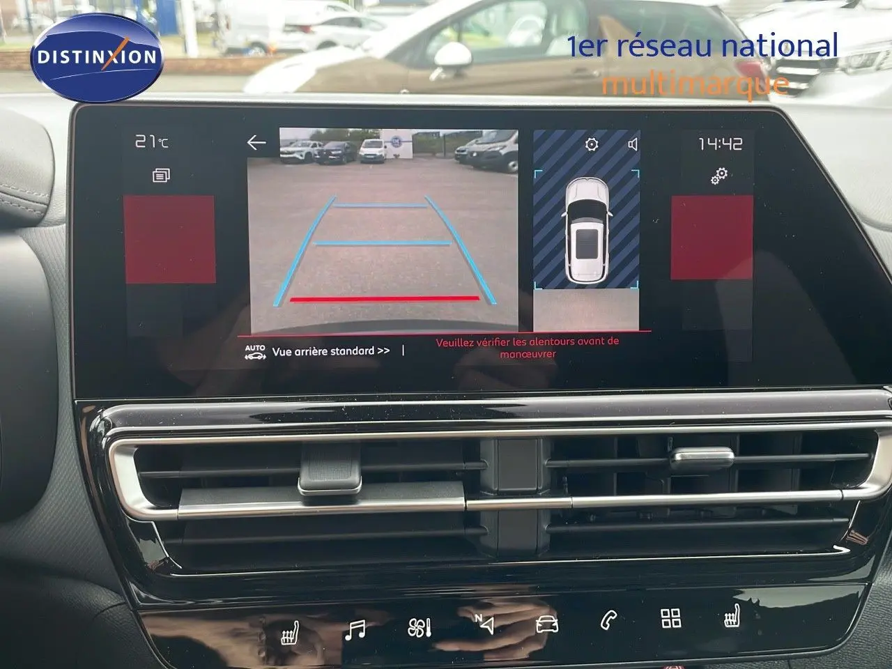 Écran tactile central affichant la caméra de recul du Citroën C5 Aircross gris platinium avec toit noir, tableau de bord moderne.